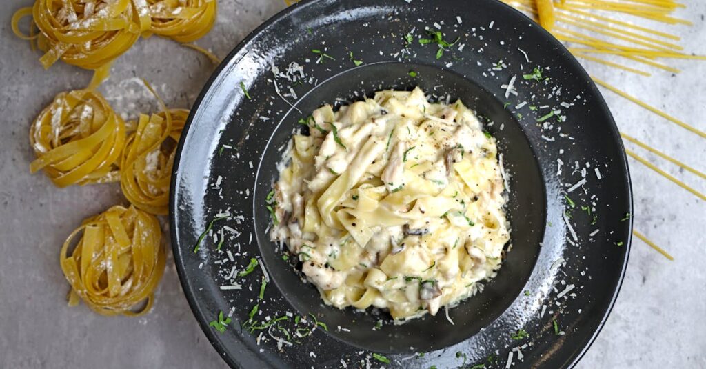 receitas rápidas para a noite — Macarrão à Carbonara: Rápido e Saboroso