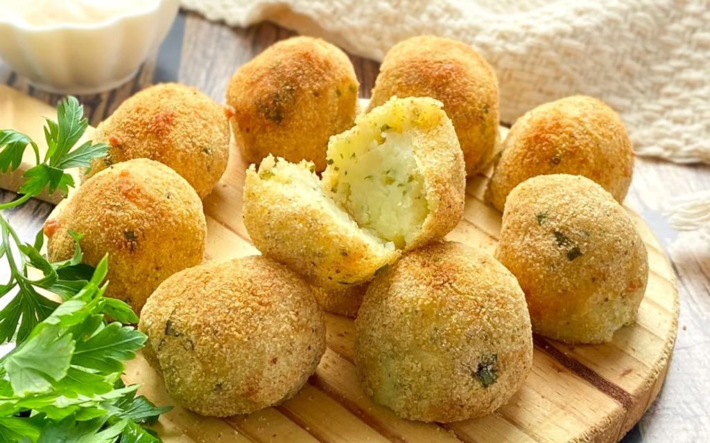 Bolinho de Batata com Queijo: Crocante por Fora, Cremoso por Dentro e Fácil de Fazer. Bolinho de Batata com Queijo